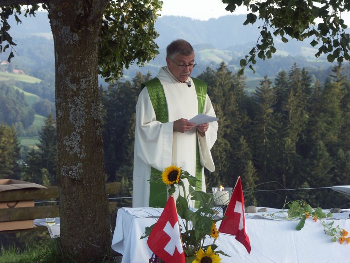 Pfarrer Valo Hocher vor imposantem Hintergrund