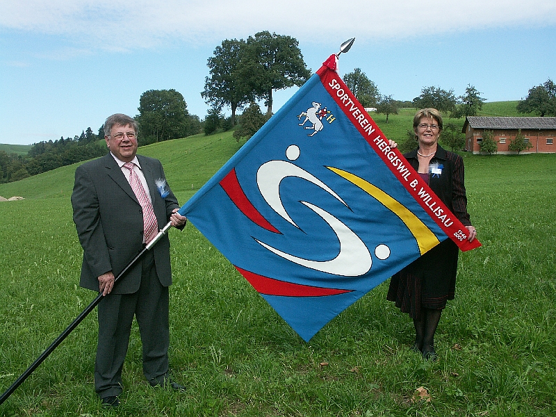 Die neue Fahne des Sportvereins Hergiswil