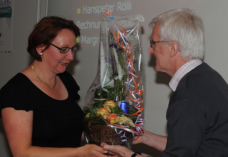 Hanspeter Rölli überreicht der Präsidentin Marie-Theres Rupp ein Arrangement als Anerkennung für ihr 10jähriges Präsidium.