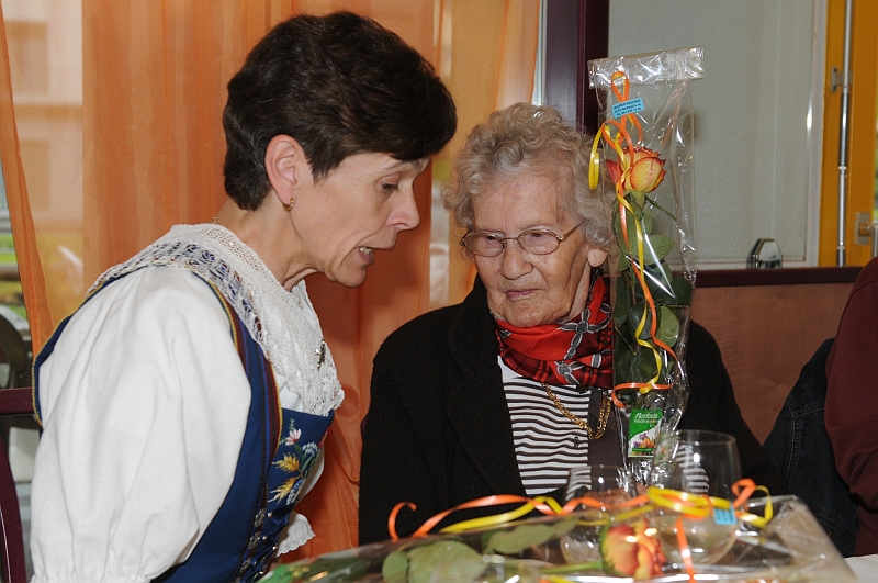 Anna Christen gratuliert Frieda Kropf-Schütz zum 101. Geburtstag