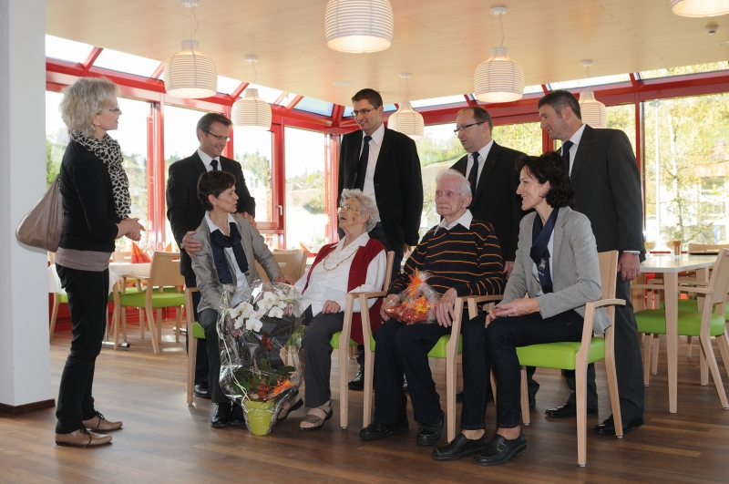 Der Hergiswiler Gemeinderat und Gemeindeschreiber besuchen Anna Wermelinger-Röösli an ihrem 90. Geburtstag